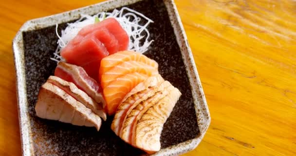 Gros Plan Des Sushis Servis Dans Plateau — Video