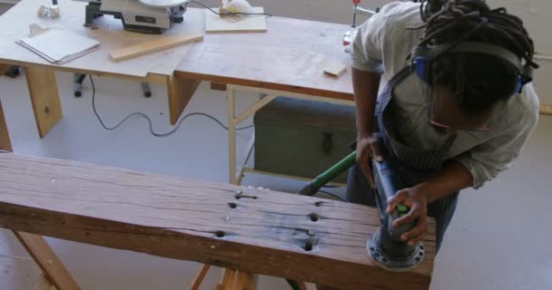 Hochwinkelaufnahme Des Tischlers Beim Polieren Von Holz Mit Der Maschine — Stockvideo