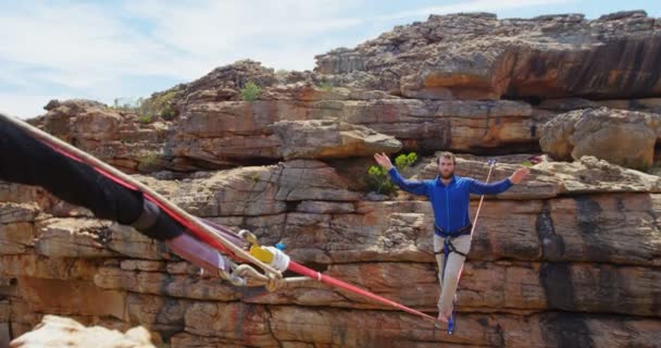 Mountaineer Começa Andar Corda Bamba Dia Ensolarado — Vídeo de Stock