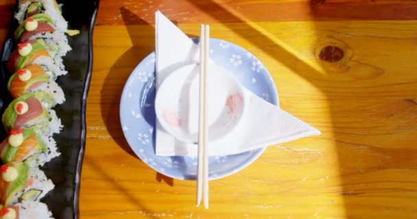 妇女在餐馆吃寿司的中间部分4K — 图库视频影像