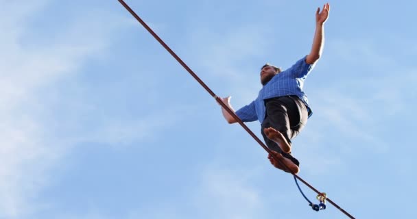 Vista Ángulo Bajo Del Atleta Línea Alta Caminando Slackline — Vídeos de Stock