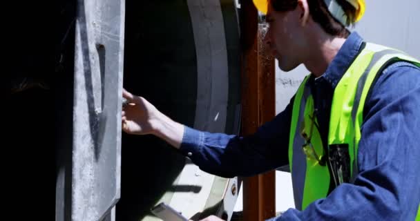 Erkek Işçi Güneş Stasyonu Beton Tünel Incelenirken Dijital Tablet Kullanma — Stok video