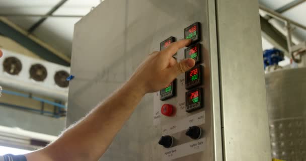 成熟的男性工人操作机器在工厂4K — 图库视频影像