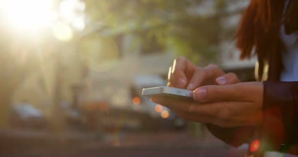 Seção Média Mulher Usando Telefone Celular Rua Cidade — Vídeo de Stock