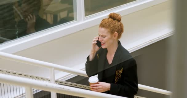 Femme Affaires Utilisant Téléphone Mobile Tout Déplaçant Étage Dans Bureau — Video