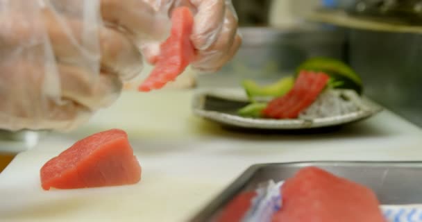 男性シェフ寿司キッチン でプレートを配置のクローズ アップ — ストック動画