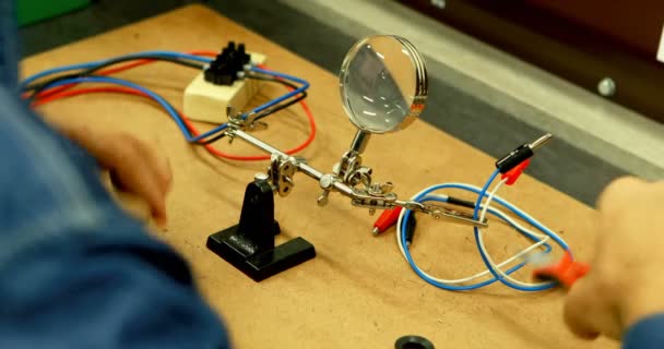 Trabajador Masculino Trabajando Escritorio Oficina Estación Solar — Vídeo de stock