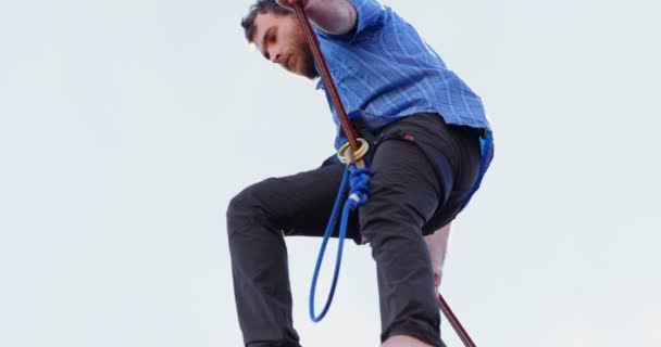 Lage Hoekmening Van Highline Atleet Balanceren Een Slappe Lijn Strak — Stockvideo