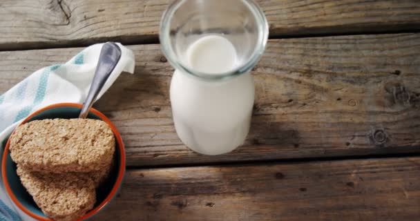 Primer Plano Barra Granola Leche Una Mesa Madera — Vídeos de Stock