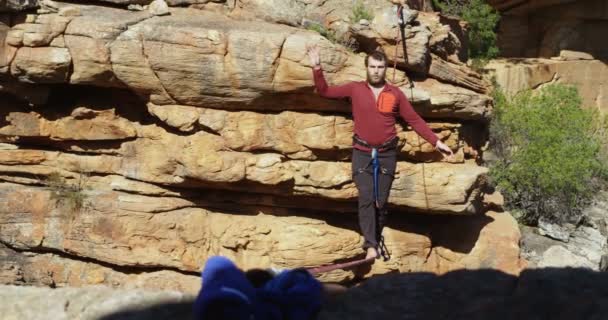 Atleta Destaque Andando Slackline Montanha Rochosa — Vídeo de Stock