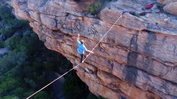 でロッキー山脈の上ロープ上の男性ハイライナー走 — ストック動画