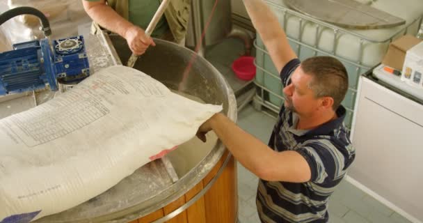 Trabajadores Masculinos Preparando Ginebra Destilería Fábrica — Vídeos de Stock