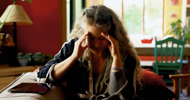 Endişeli Olgun Kadın Evde Oturma Odasında Kanepede Oturan — Stok video