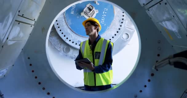 Trabajador Masculino Usando Tableta Digital Oficina Estación Solar — Vídeo de stock