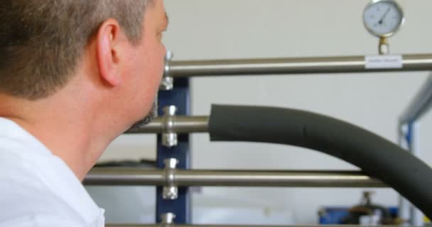 Trabajador Masculino Comprobando Nivel Medición Destilación Fábrica — Vídeo de stock