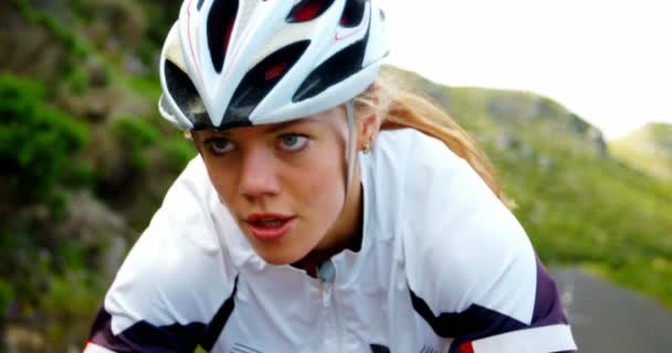 Ciclista Feminina Concentrada Pedalando Uma Estrada Rural — Vídeo de Stock