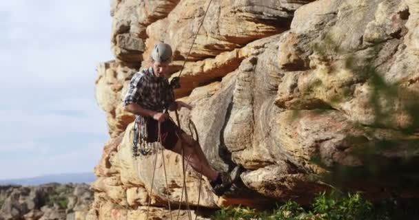 Bergbeklimmer Aanpassing Van Het Touw Een Rotsachtige Berg — Stockvideo