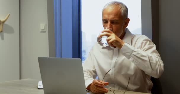 Бізнесмен Має Склянку Води Під Час Використання Ноутбука Готельному Номері — стокове відео