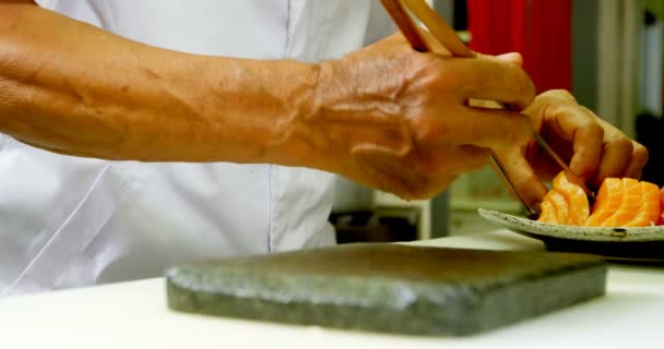 Chef Masculino Preparando Sushi Cozinha Restaurante — Vídeo de Stock