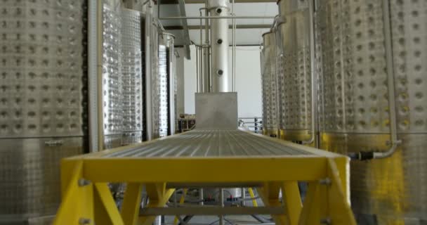 Moderne Distillatie Tanks Fabriek — Stockvideo