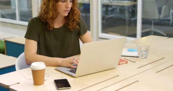 Mujer Negocios Usando Ordenador Portátil Mientras Toma Café Escritorio — Vídeos de Stock