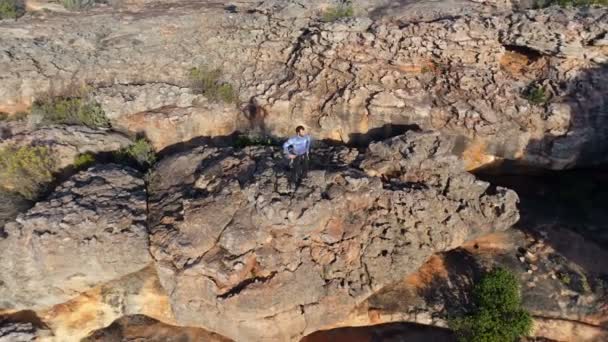 で岩山の上に立って男性ロック クライマー — ストック動画