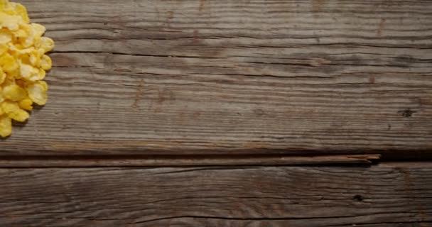 木製のテーブル ウィーティー穀物のクローズ アップ — ストック動画