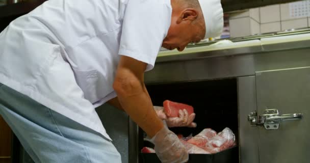 Chef Masculino Preparando Sushi Cozinha Restaurante — Vídeo de Stock