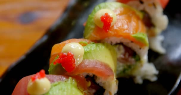 Közeli Kép Sushi Rizs Roll Szolgált Egy Tálca — Stock videók