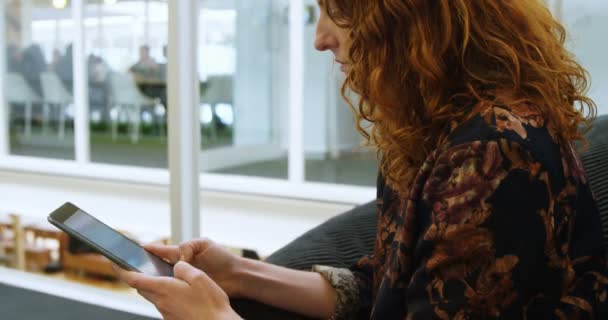 Hermosa Mujer Negocios Utilizando Tableta Digital Oficina — Vídeos de Stock