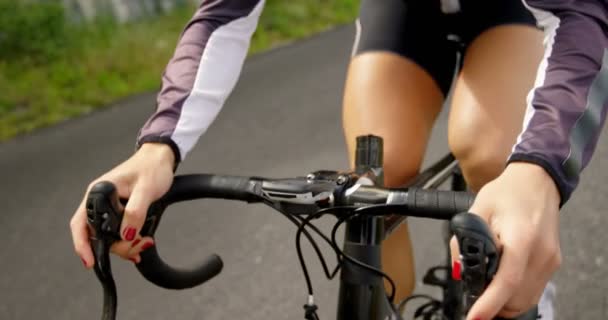 农村公路女子自行车自行车运动特写 — 图库视频影像