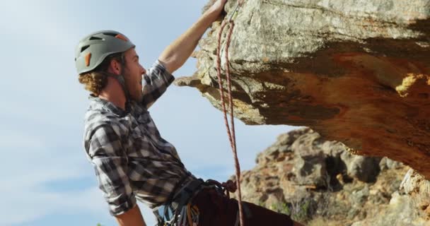 Nahaufnahme Eines Bergsteigers Der Versucht Mit Hilfe Von Seil Auf — Stockvideo