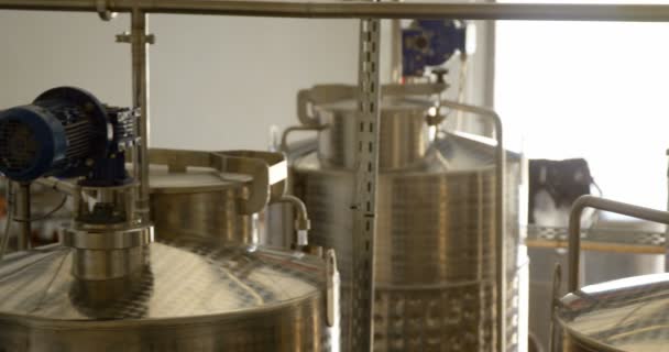 Moderne Destillationsbehälter Fabrik — Stockvideo