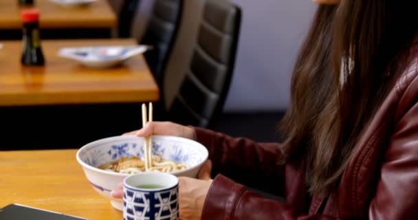 Jovem Mulher Tendo Sopa Restaurante — Vídeo de Stock