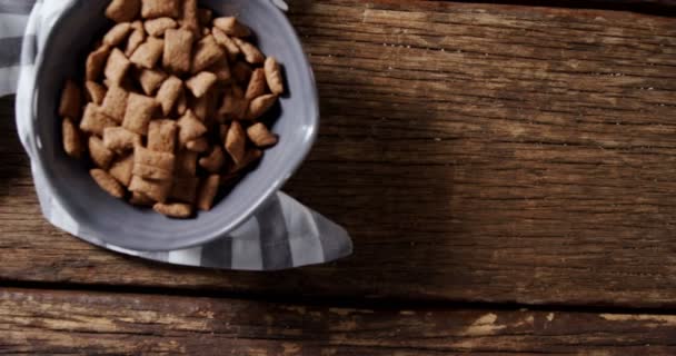 木製のテーブル ナプキンとチョコレート トースト クランチのボウル — ストック動画