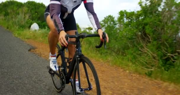 Joven Ciclista Bicicleta Una Carretera Rural Día Soleado — Vídeo de stock