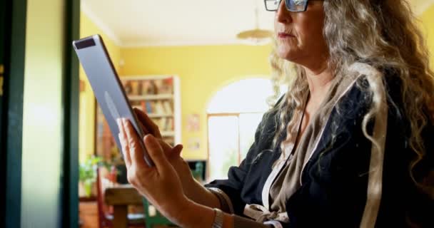 Ώριμη Γυναίκα Χρησιμοποιώντας Ψηφιακό Tablet Στο Σαλόνι Στο Σπίτι — Αρχείο Βίντεο