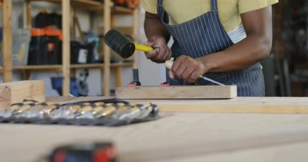 Carpintero Tallado Madera Con Martillo Mesa Taller — Vídeos de Stock