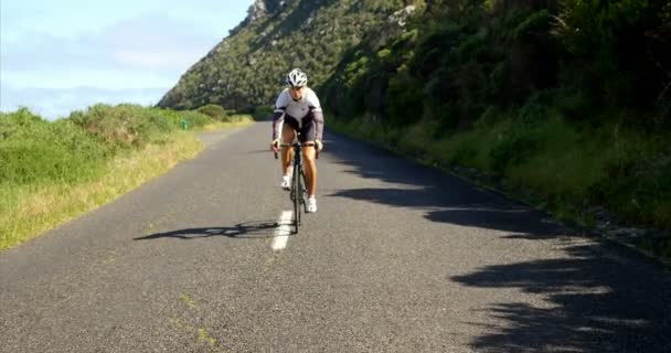 Νεαρή Γυναίκα Ποδηλάτης Ποδηλασία Ένα Δρόμο Εξοχή Μια Ηλιόλουστη Ημέρα — Αρχείο Βίντεο