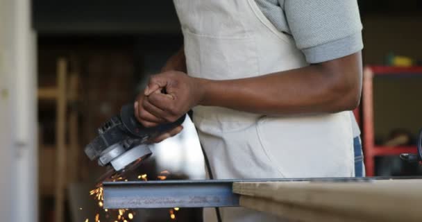 Carpenter Řezání Kovu Elektrická Řetězová Pila Dílně — Stock video