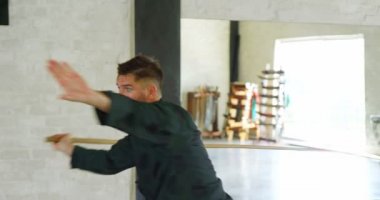 Kung fu fighter dövüş sanatları uygulamak kamçı ile fitness stüdyosu 4 k sopa
