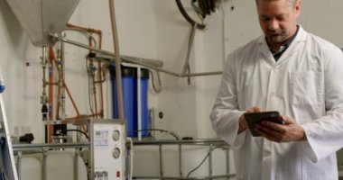 Olgun erkek işçi fabrikada 4 k dijital tablet kullanma