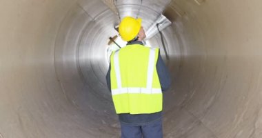 Arkadan Görünüş erkek işçinin beton tünel 4 k incelenmesi