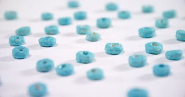 4 k beyaz zemin üzerine düzenlenmiş froot loops Close-up