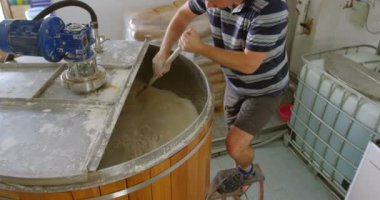 Erkek işçi fabrikada 4 k damıtım cin karıştırma