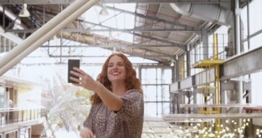 Kadın onu selfie bir alışveriş merkezi lobi 4 k alarak meşgul