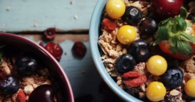 Sağlıklı kahvaltı yakın bir tablo 4k bir kasede çekim