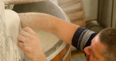 Erkek işçiler fabrikada 4 k damıtım cin hazırlanıyor