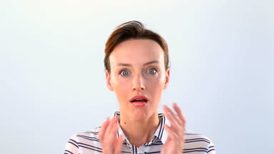 Beyaz arka plan 4 k karşı duran şok genç kadın