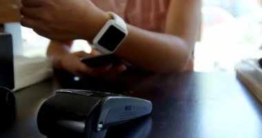 Genç kız Restoran 4 k smartwatch üzerinden ödeme yapma